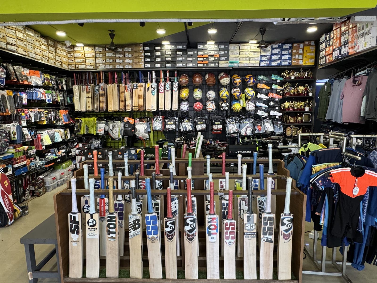 Den Sports store tour photo 2