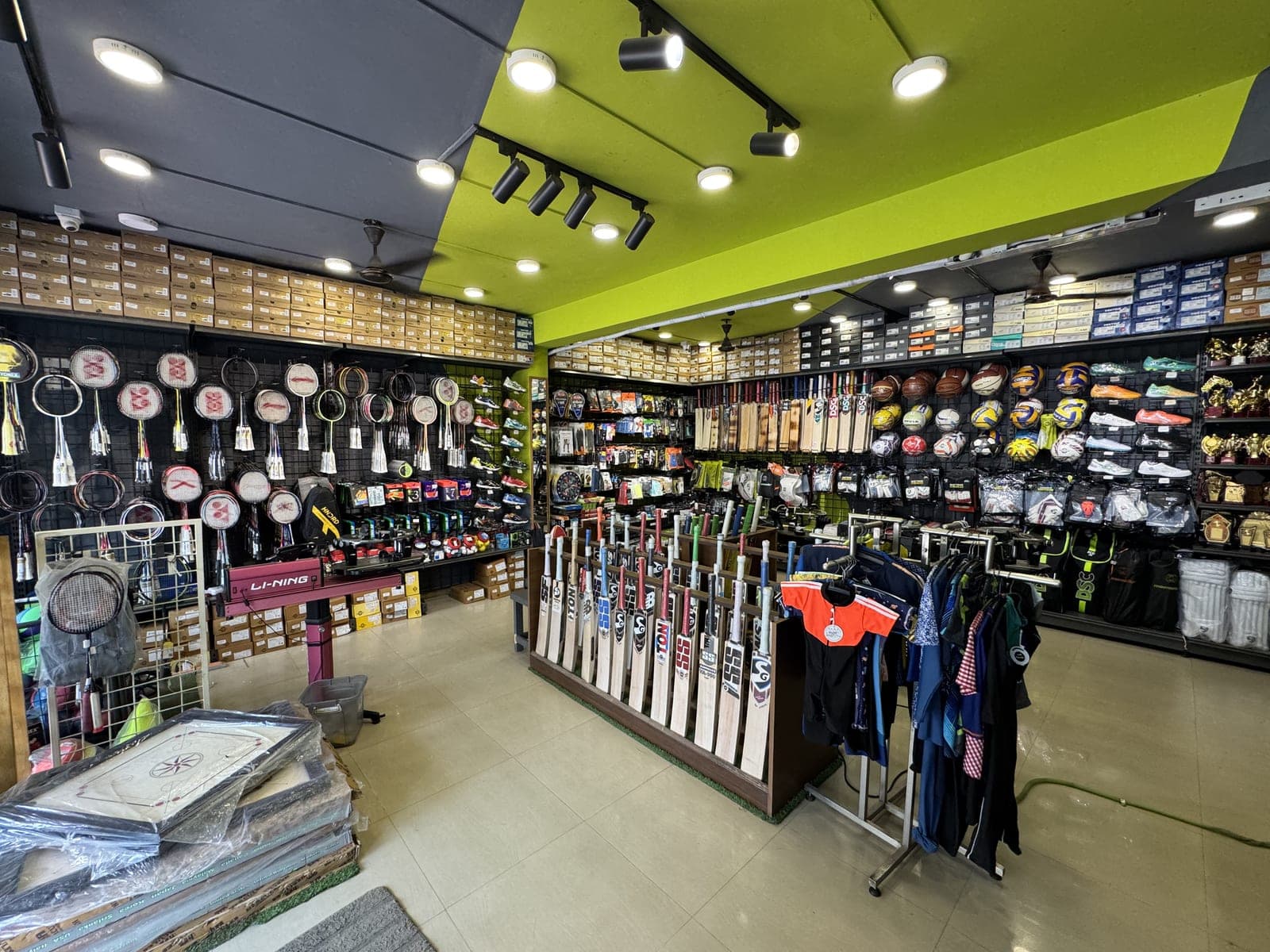 Den Sports store tour photo 18